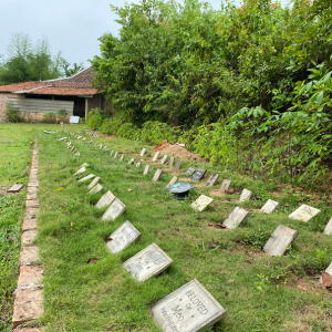 Tim Beloved Pet Funeral merapikan area pemakaman hewan
